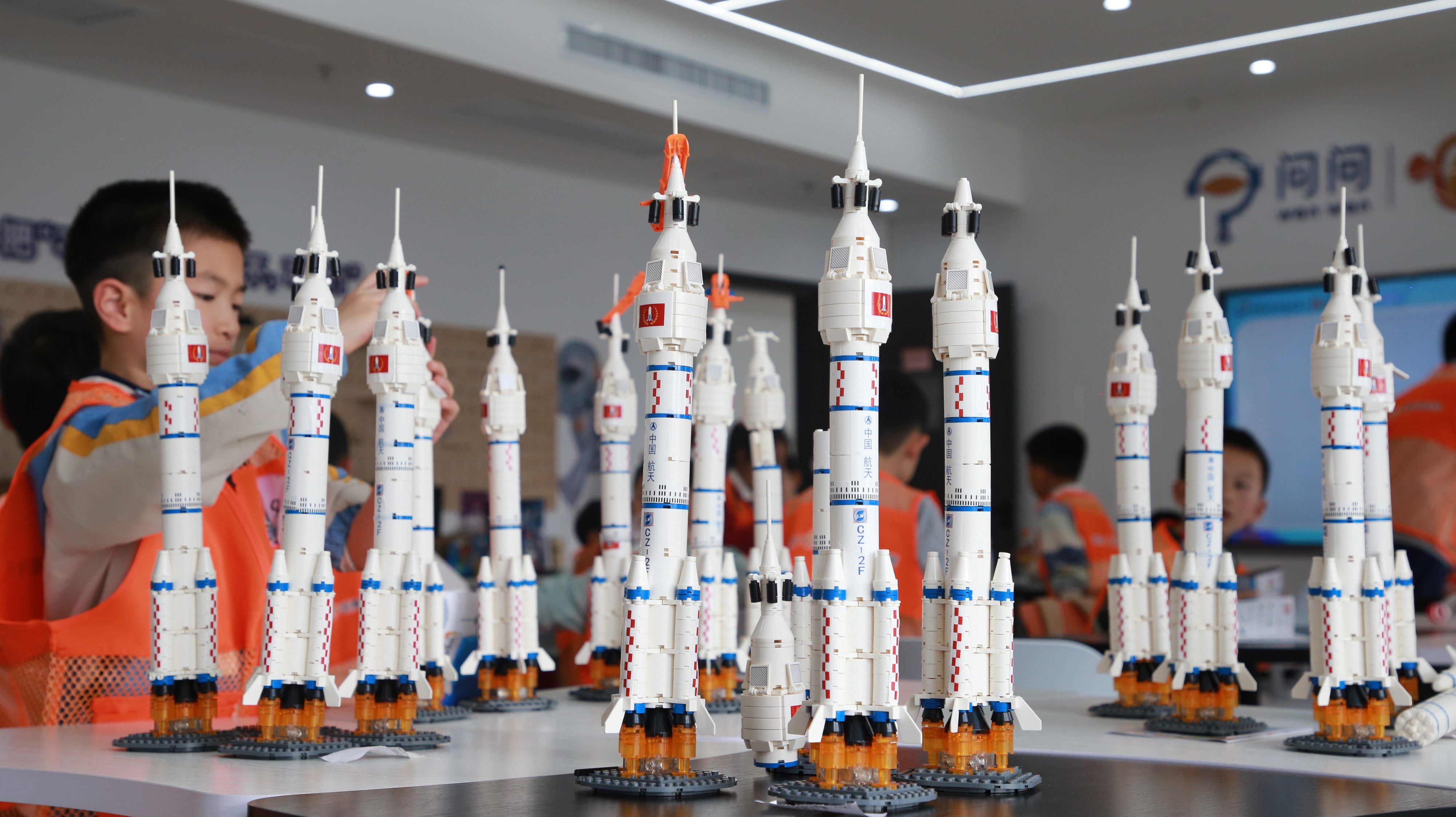 火箭动力源课堂 半日研学课海报 航空航天科技知识学习 面向6-10岁学生